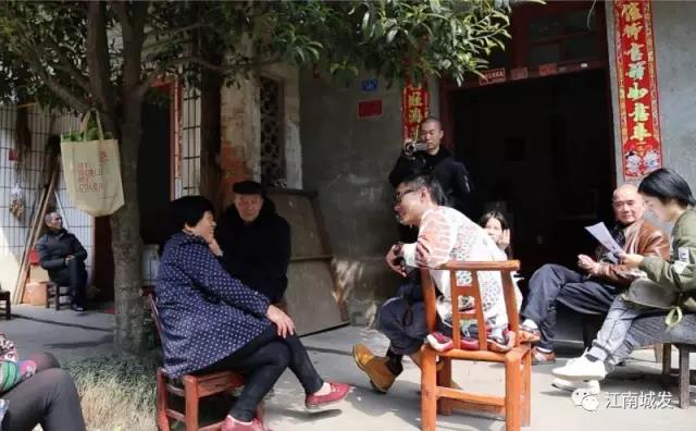 △ 趙明——“這次創(chuàng)作強(qiáng)調(diào)在地性、紀(jì)念性與參與性。我們針對問卷，以外來人的身份，來介入、想象生活在此地的居民，他們發(fā)生的故事和曾經(jīng)的生活狀態(tài)?！? data-=
