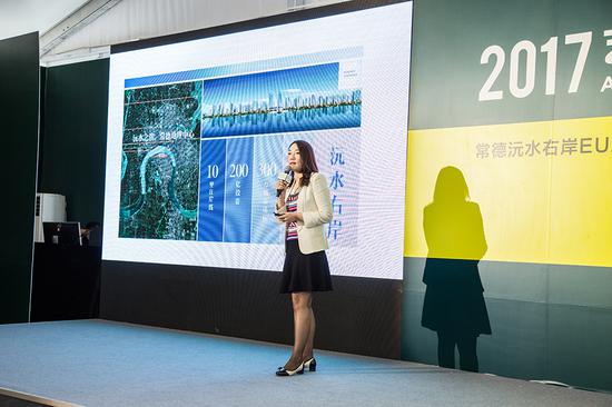 常德市江南城市發(fā)展有限公司董事副總經(jīng)理谷穗則為現(xiàn)場觀眾介紹了這個投資超過200億元、面積300萬平方、持續(xù)建設(shè)8到10年的沅水右岸如何建構(gòu)城市·人·生活三者之間的關(guān)系